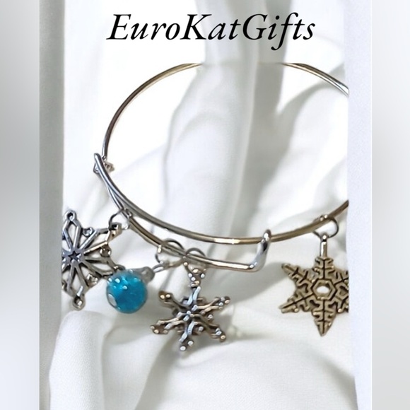 CUTE Snowflake Silver Charm Bangle Bracelet with Blue charm. NEW Handmade - Picture 6 of 7